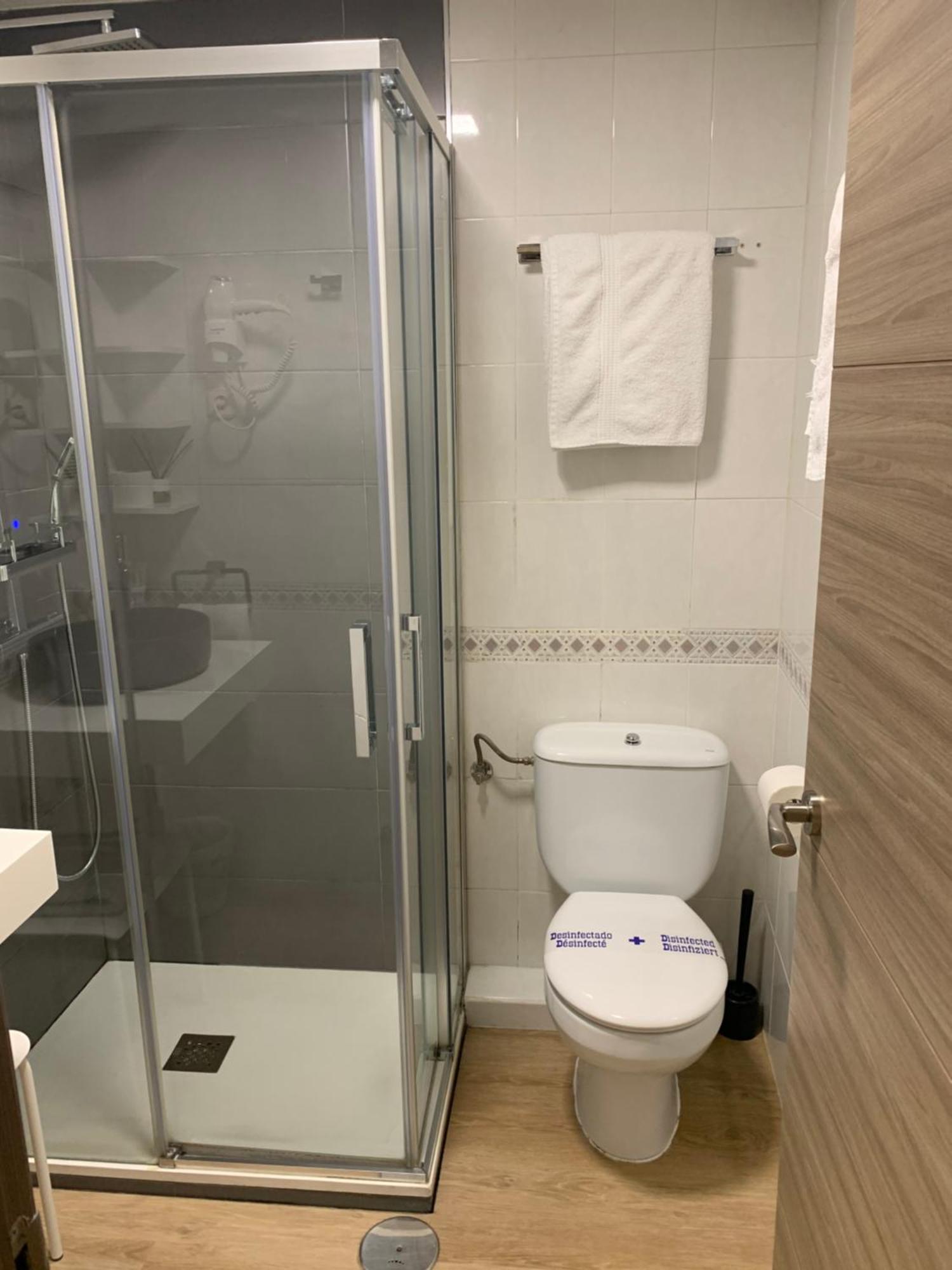 Hostal El Rocio Paracuellos de Jarama Esterno foto