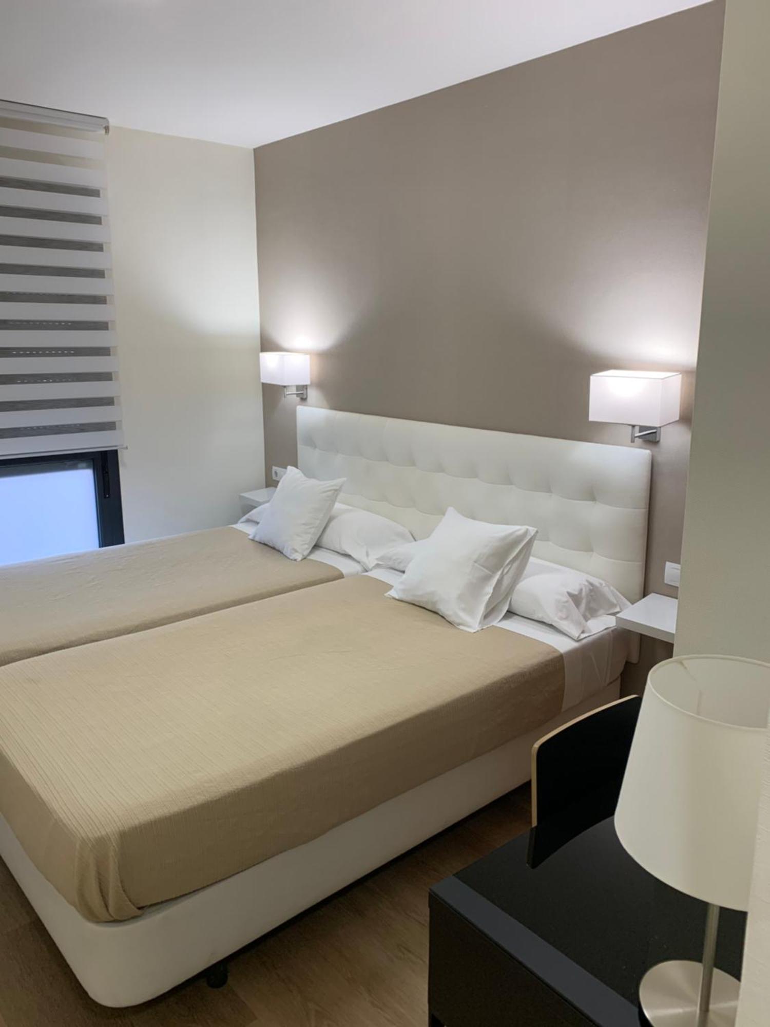 Hostal El Rocio Paracuellos de Jarama Esterno foto