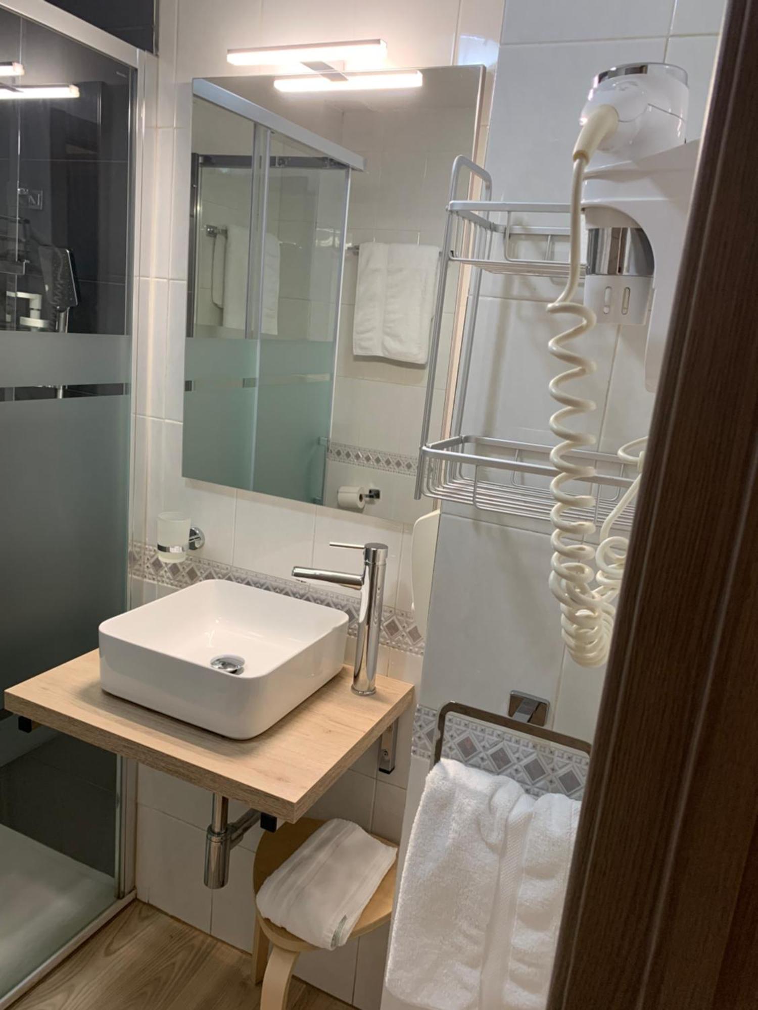 Hostal El Rocio Paracuellos de Jarama Esterno foto
