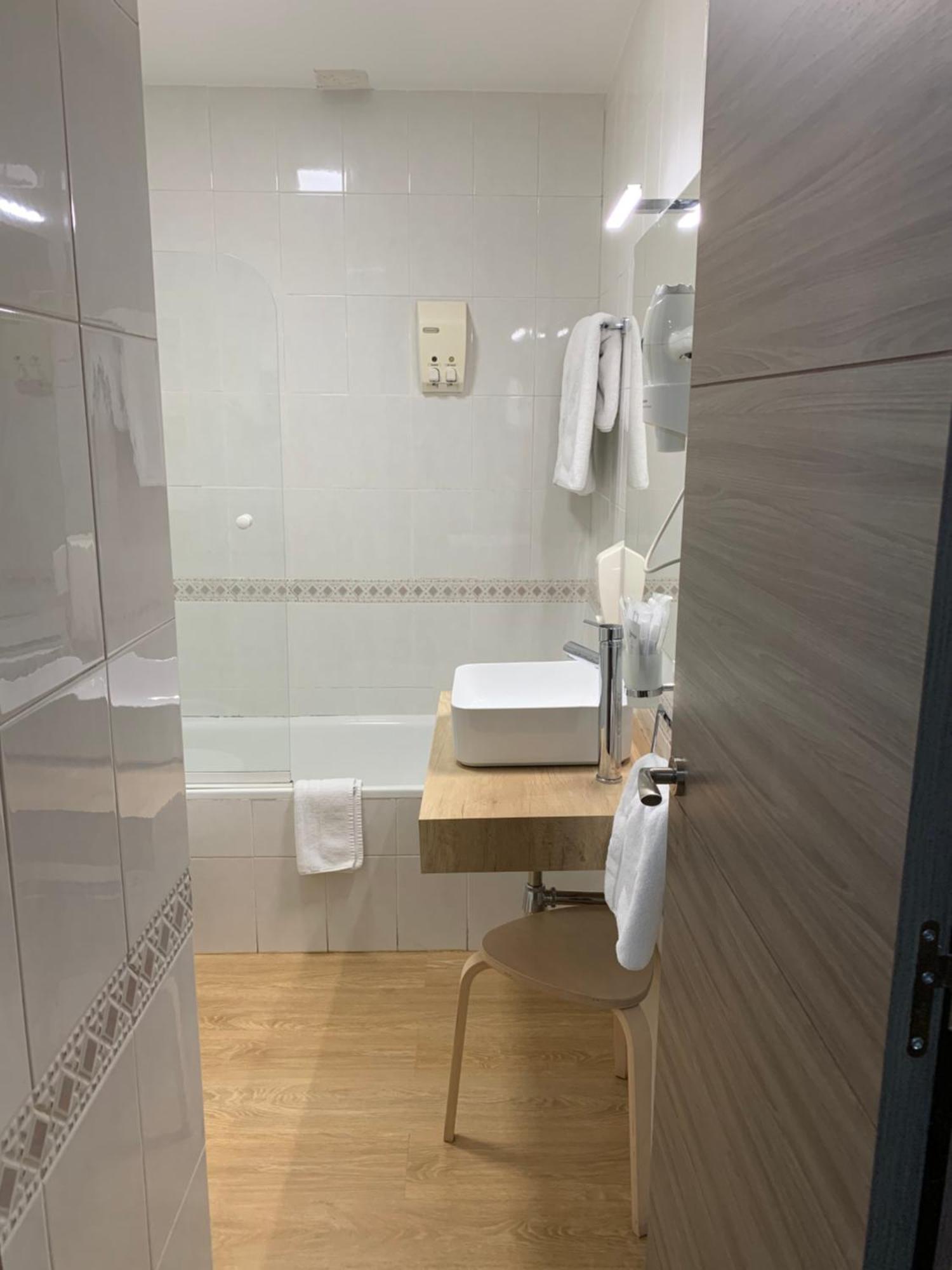 Hostal El Rocio Paracuellos de Jarama Esterno foto