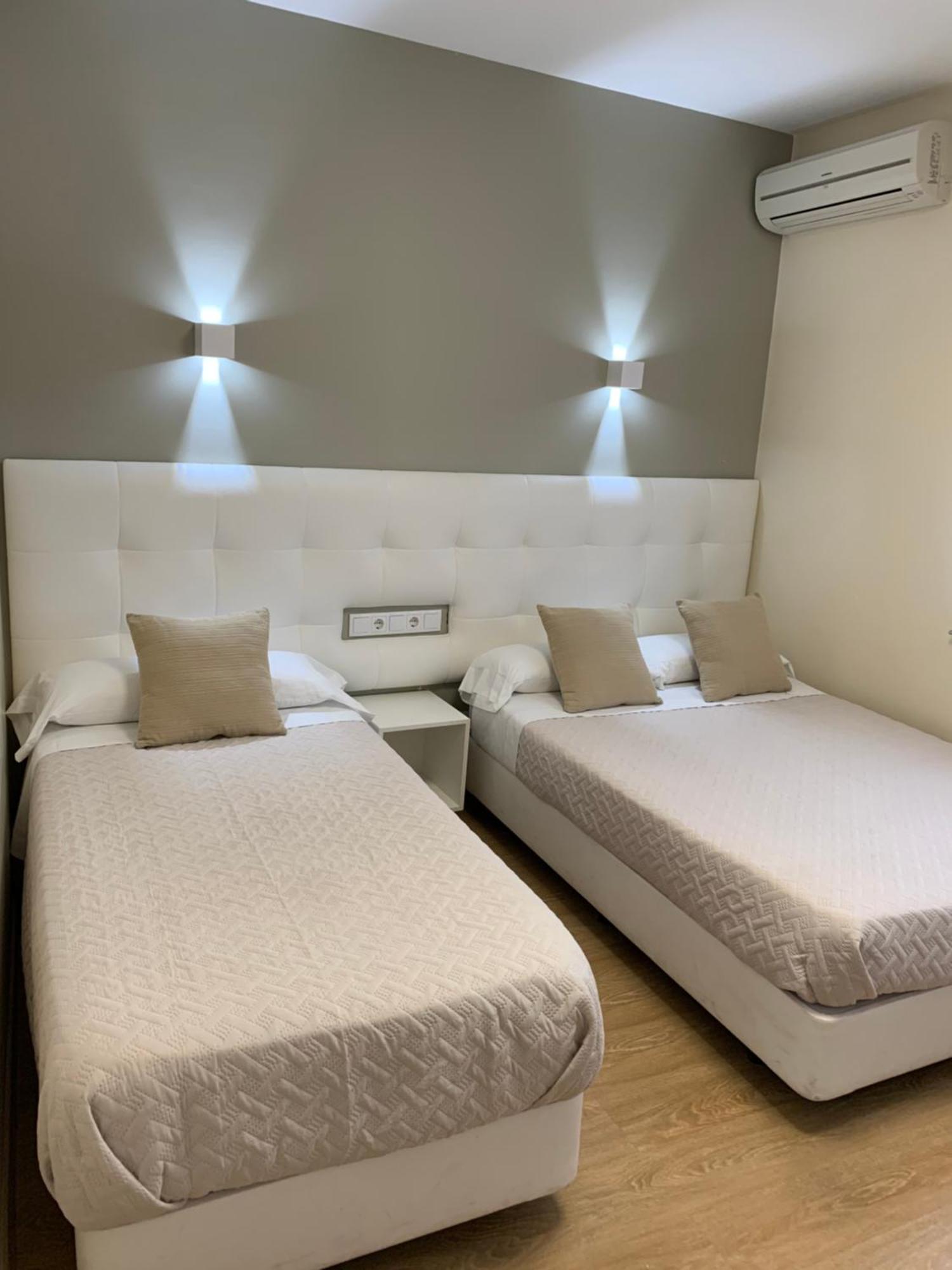 Hostal El Rocio Paracuellos de Jarama Esterno foto