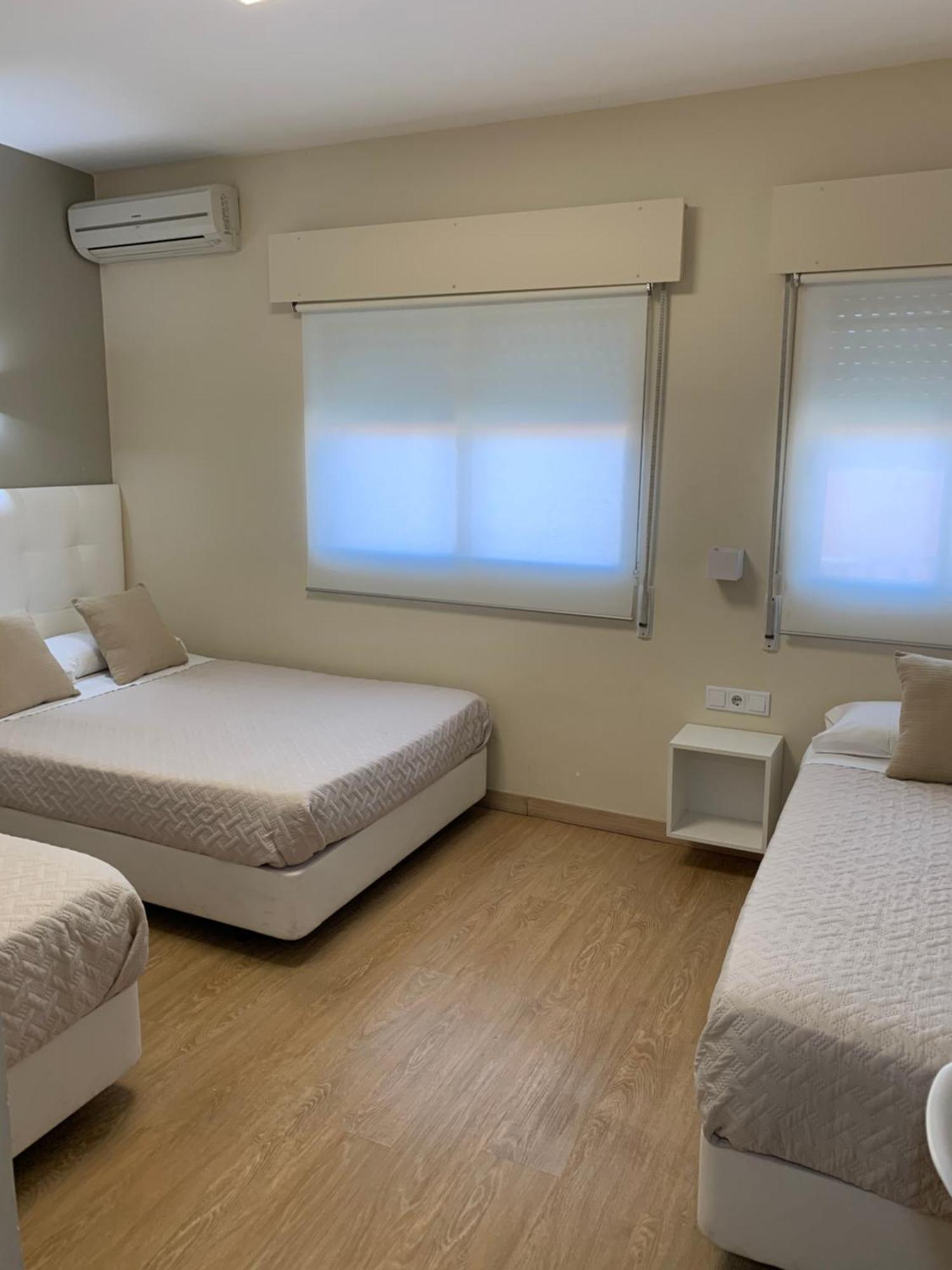 Hostal El Rocio Paracuellos de Jarama Esterno foto