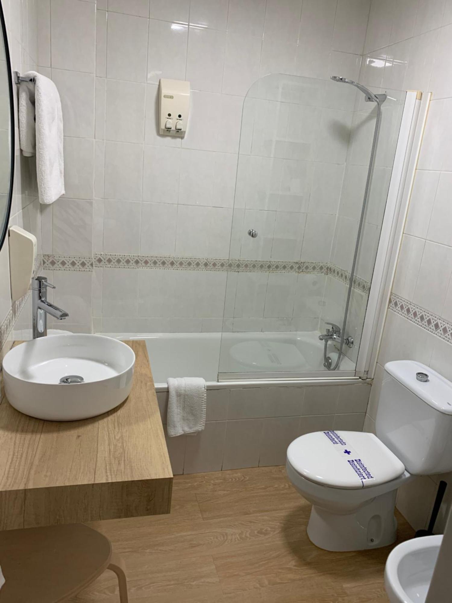 Hostal El Rocio Paracuellos de Jarama Esterno foto