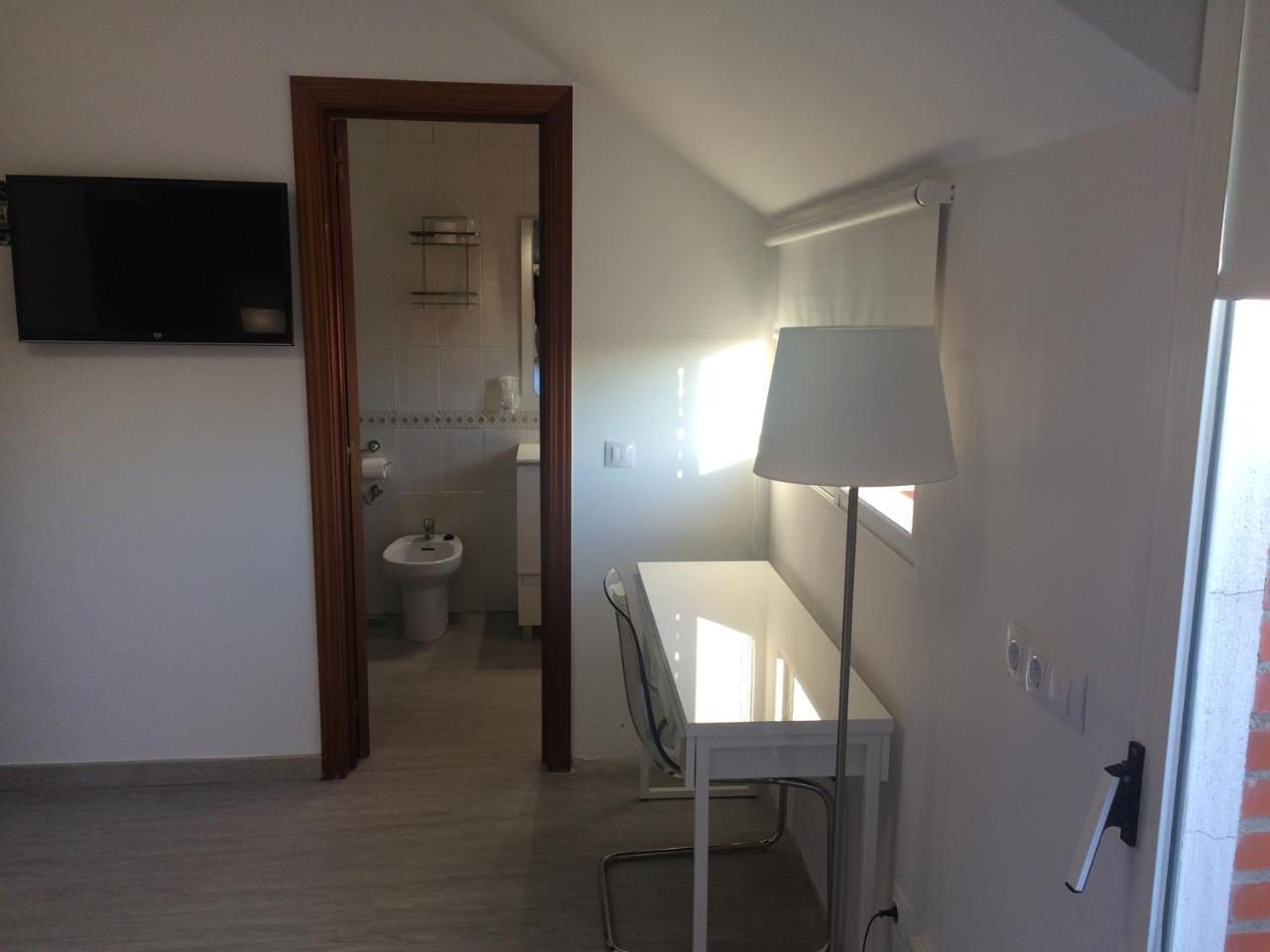 Hostal El Rocio Paracuellos de Jarama Esterno foto