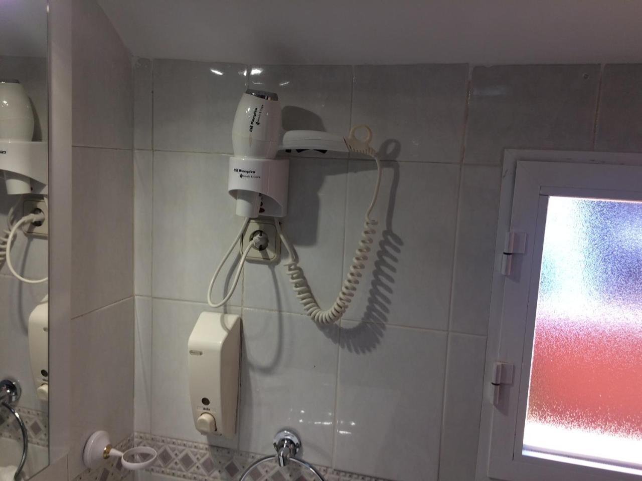 Hostal El Rocio Paracuellos de Jarama Esterno foto